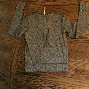 lululemon athletica Tops - Like New Lululemon Size 4 Long Sleeve lululemon athletica Tops - Like New Lululemon Size 4 Long Sleeve